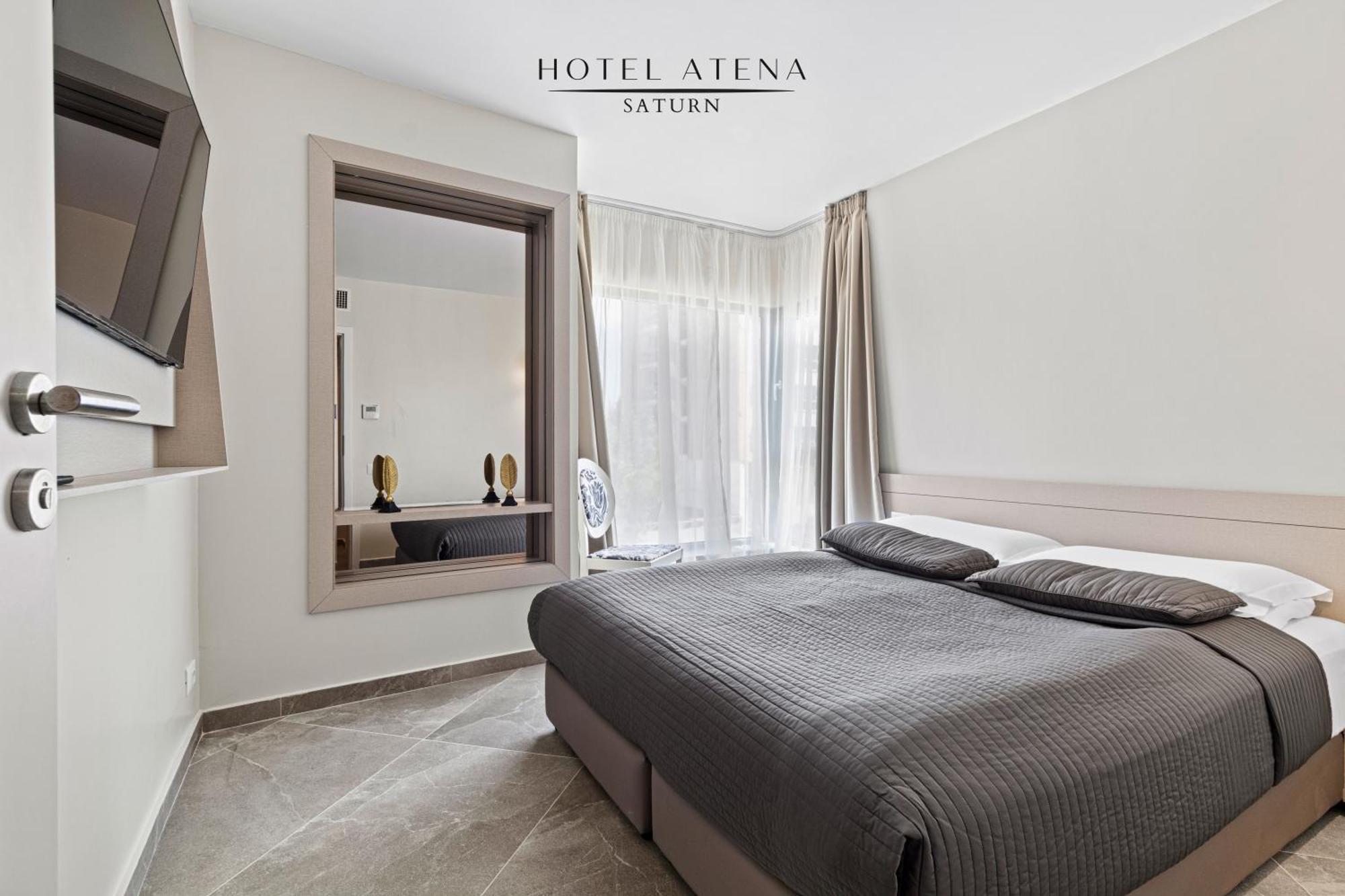 Atena***