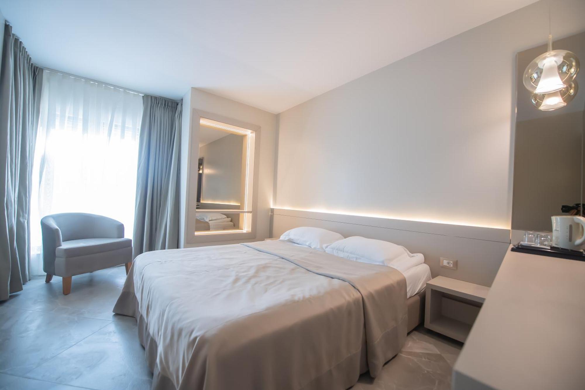 Atena*** Hotel Saturn