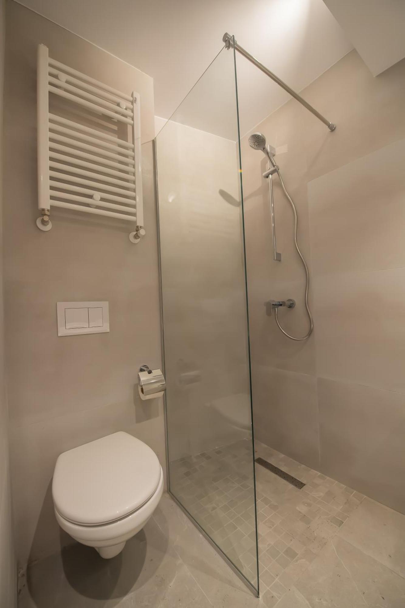 Atena*** Hotel Saturn
