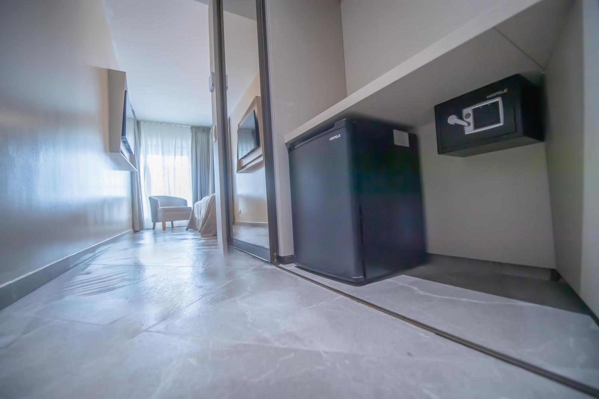 Atena*** Hotel