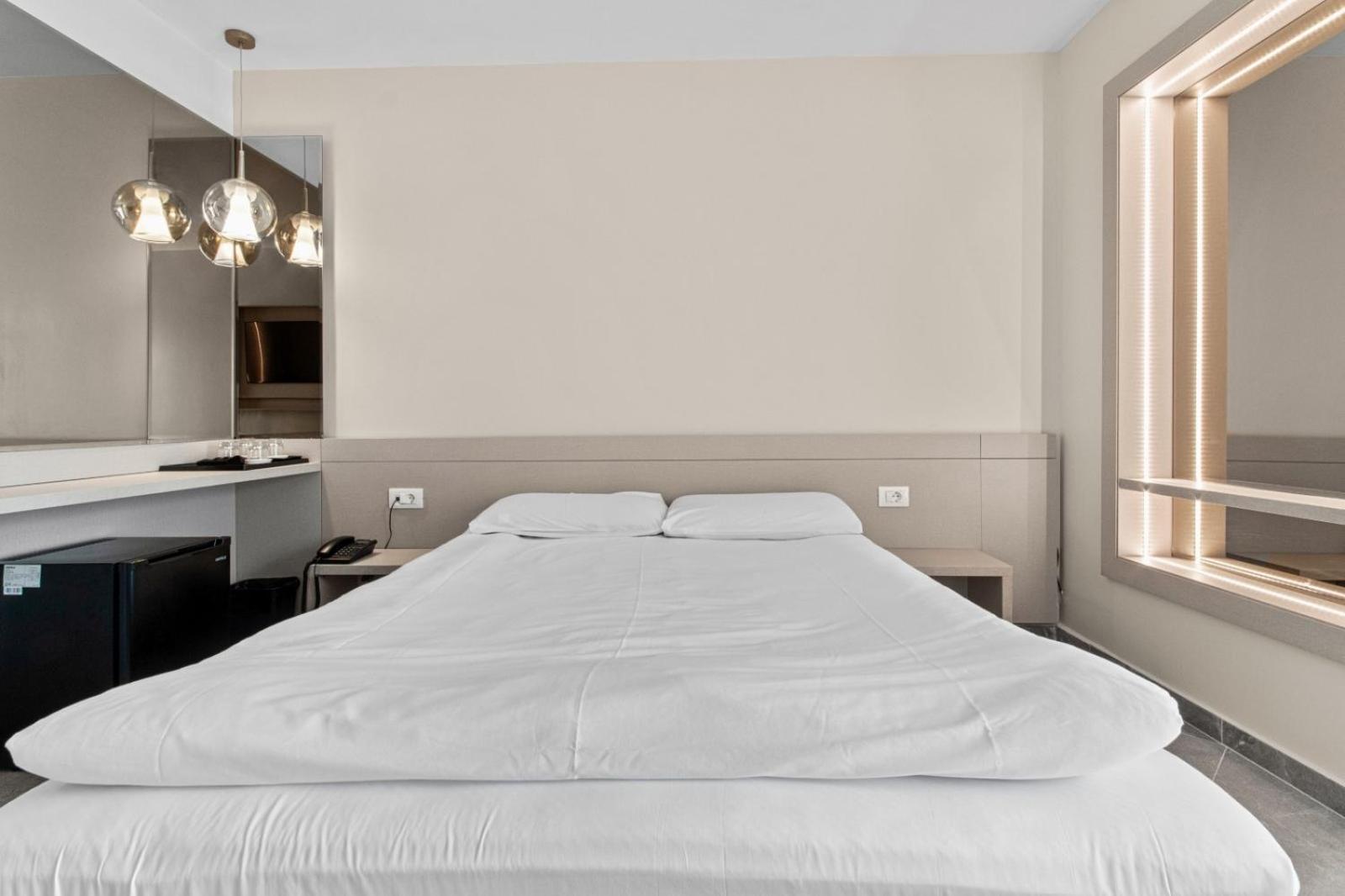 Atena*** Hotel Saturn