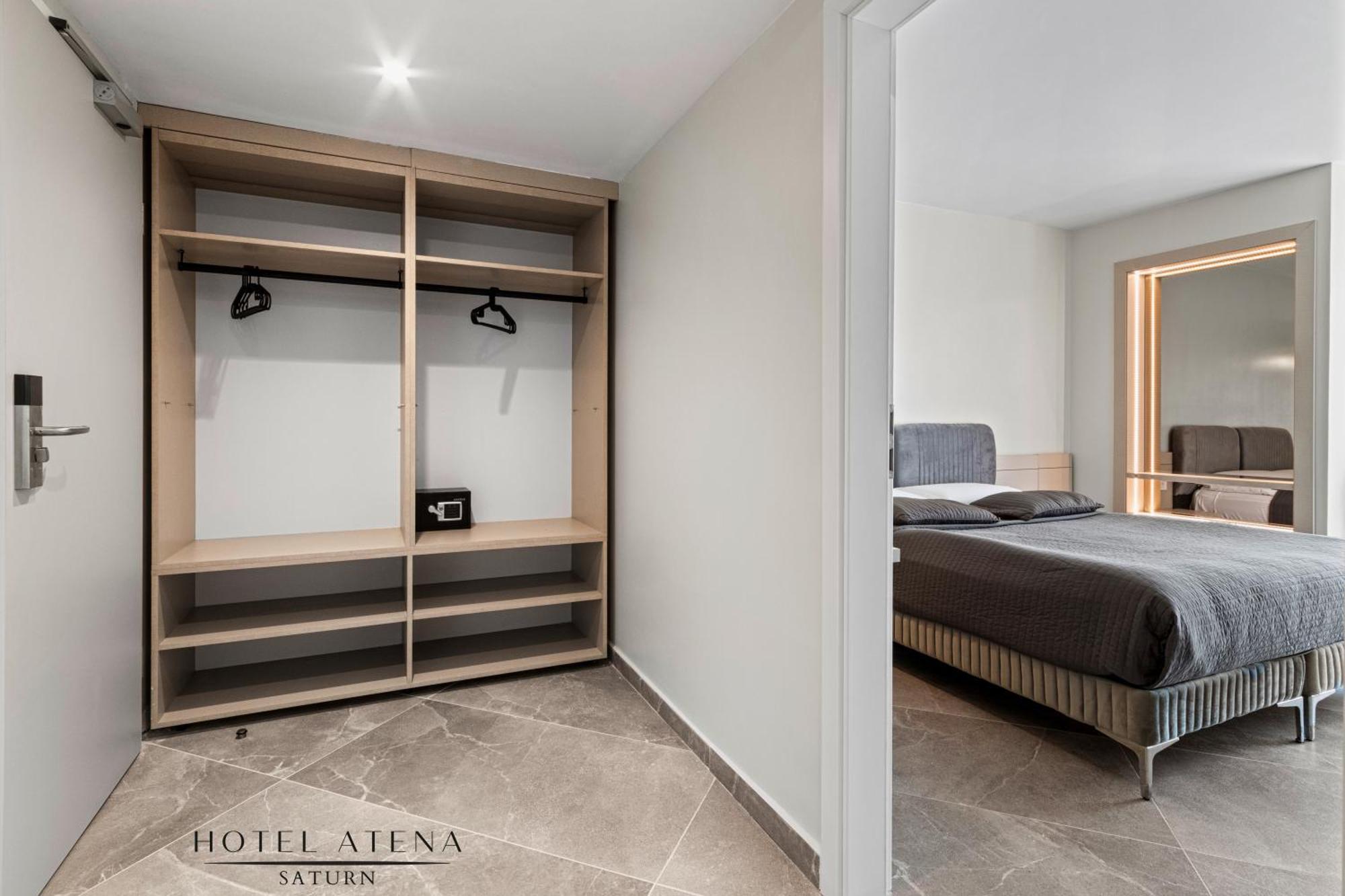 Atena*** Hotel Saturn